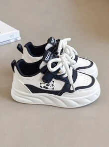 儿童休闲运动鞋，滑板鞋款式，系带闭合，厚防滑鞋底，四季舒适 - 黑與白 - 查看 2
