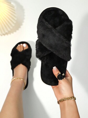 秋冬女士时尚交叉带蓬松柔软黑色毛绒拖鞋，室内舒适轻便家居拖鞋，车用宠物友好型静音拖鞋