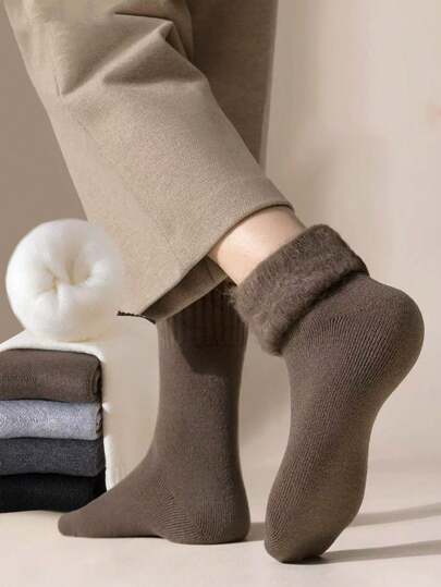 1/3/5双装男士加厚保暖袜，厚实柔软，适合寒冷天气穿着登山靴，黑白配色，冬季保暖舒适。