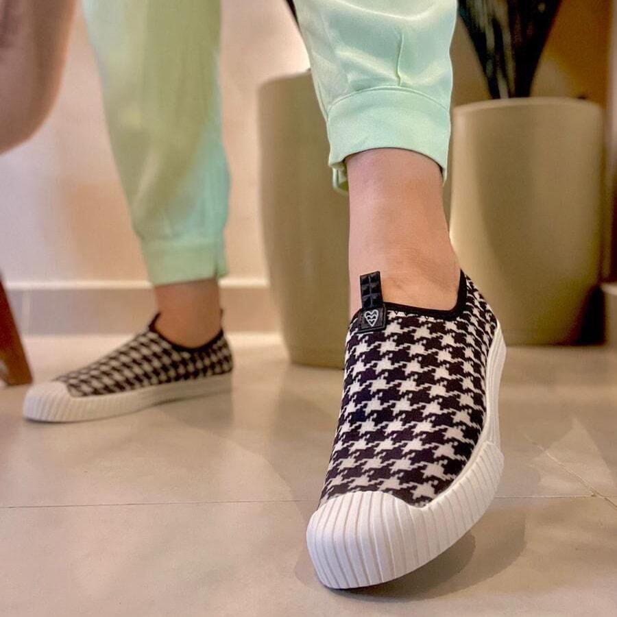 Sneakers / Yacht Shoes Women's Casual Fashion Promotional Price Black Tennis Shoes Easy To Wear, Comfortable Just By Slipping Your Foot On,  Style Slip-On Sneakers - 黑與白 - 查看 1