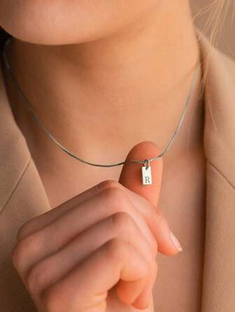 1 pièce Collier avec initiale minuscule pour femmes, collier avec lettre de nom plaqué argent, pendentif avec étiquette d'alphabet en acier inoxydable, bijoux de gros