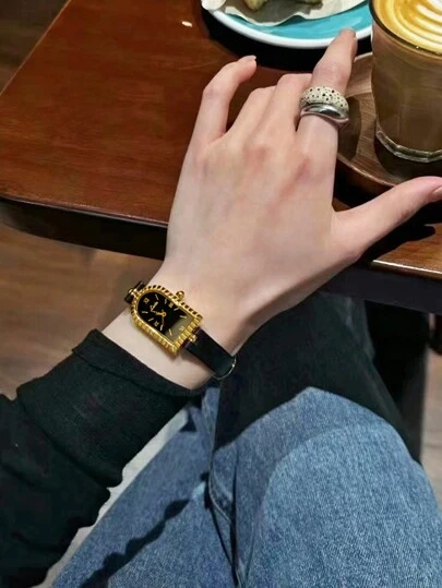 1 件复古浪漫小众女士防水手表，优雅优雅的女士石英表采用拱形表盘设计，精致独特的皮革表带，适合日常佩戴和度假，也可作为生日礼物