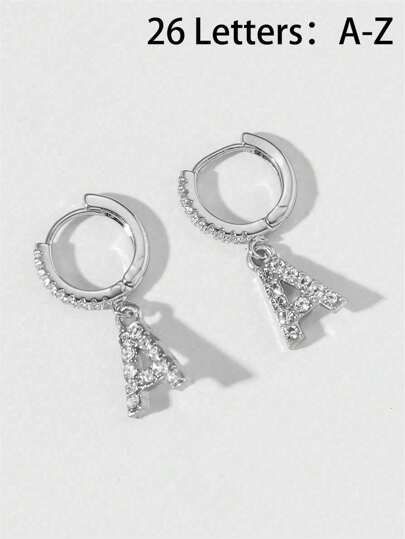 1 对时尚优雅的金色 26 个字母吊坠耳环，适合作为送给朋友和同学的礼物的首字母耳环，展现优雅精致的女性魅力，是年轻女孩必备的耳环款式