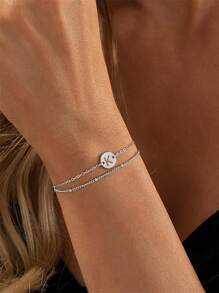 1 buc. Brățară cu lanț reglabil, cu două straturi, din oțel inoxidabil, cu 26 de litere, pandantiv pentru femei, care prezintă farmecul feminin, potrivită ca cadou pentru iubită, soție, mamă, familie, prieteni, ziua de naștere, aniversare, popular printre femeile tinere