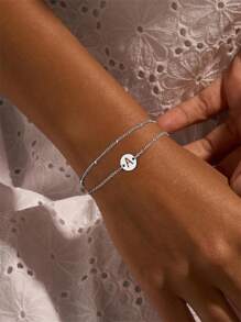 1 buc. Brățară cu lanț reglabil, cu două straturi, din oțel inoxidabil, cu 26 de litere, pandantiv pentru femei, care prezintă farmecul feminin, potrivită ca cadou pentru iubită, soție, mamă, familie, prieteni, ziua de naștere, aniversare, popular printre femeile tinere