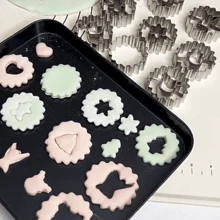 1 Set di 11/9/2/3/4,5 cm 9 pezzi/4,5 cm 4 pezzi/7 cm 4 pezzi Formine per biscotti/biscotti in acciaio inossidabile, a forma di uomo pan di zenzero ondulato, cuore, fiore di rosa, pupazzo di neve, angelo, fiocco di neve, cervo, albero di Natale, campana, stella, farfalla, coniglio, uovo di Pasqua. Stampi da forno per Natale, San Valentino, Pasqua, matrimoni, Ognissanti. Ottimi regali per famiglia e amici. Decorazioni natalizie, pigiami natalizi, regali di Natale, decorazioni natalizie