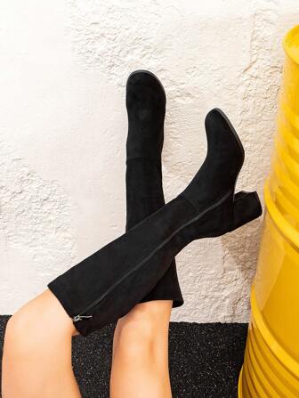 Herbst/Winter 2025 weiße gefranste, asymmetrische High Heels Silber Ritter Stiefel mit Pullover für Damenmode, schwarze Stiefel