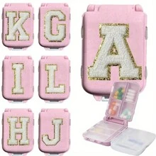 个性化雪尼尔字母药丸收纳盒 - 8 隔层维生素和药物旅行盒，安全便携，适合放入口袋或包中，是理想的每日药量储存，时尚旅行配件 - 粉色 - 查看 1