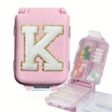 个性化雪尼尔字母药丸收纳盒 - 8 隔层维生素和药物旅行盒，安全便携，适合放入口袋或包中，是理想的每日药量储存，时尚旅行配件 - 粉色 - 查看 9