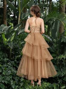 Faeriesty 这款华丽的无肩带薄纱中长礼服，饰有精美的花卉刺绣和亮片点缀，串珠紧身胸衣搭配交叉后背系带，多层飘逸裙摆，优雅浪漫的正式设计，是花园婚礼、新娘送礼会、春季晚宴的完美之选。 - 卡其色 - 查看 2