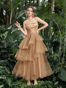 Faeriesty 这款华丽的无肩带薄纱中长礼服，饰有精美的花卉刺绣和亮片点缀，串珠紧身胸衣搭配交叉后背系带，多层飘逸裙摆，优雅浪漫的正式设计，是花园婚礼、新娘送礼会、春季晚宴的完美之选。 - 卡其色 - 查看 4