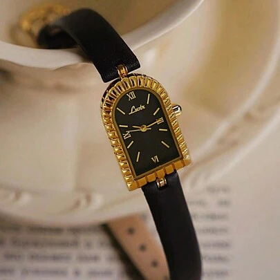 1 件复古浪漫小众女士防水手表，优雅优雅的女士石英表采用拱形表盘设计，精致独特的皮革表带，适合日常佩戴和度假，也可作为生日礼物