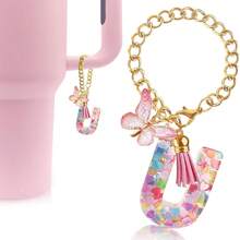 带手柄杯子字母吊饰配件，可爱首字母钥匙扣手柄吊饰带蝴蝶，适用于女士女孩的玻璃杯