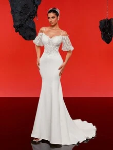 细肩带泡泡袖串珠缎面高低优雅婚纱，带拖尾，迷人风格白色新娘礼服