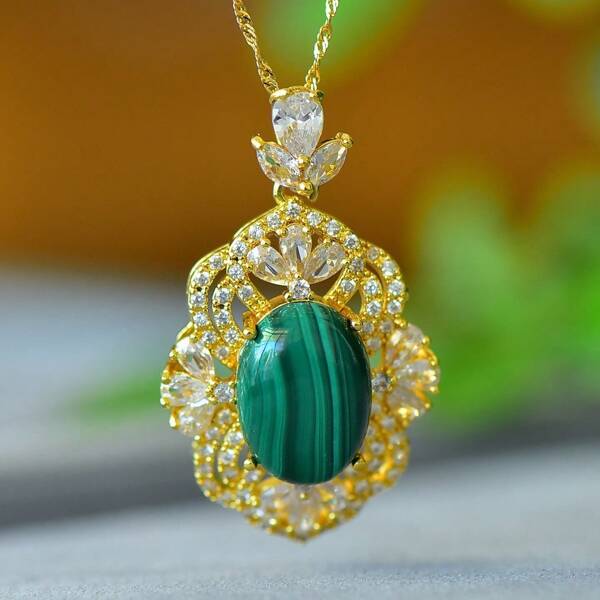 1pc Natural Malachite Gold Inlaid Necklace, Gemstone Gold-Plated Inlaid Pendant Necklace, Handmade, Guardian Peace, Fashion Good Luck Wealth Necklace, Couple Necklace, Healing Crystal, Amulet Gift, Gift For Her, Holiday Gift, Fashion Crystal Gift. (Lanyard Gift Box)