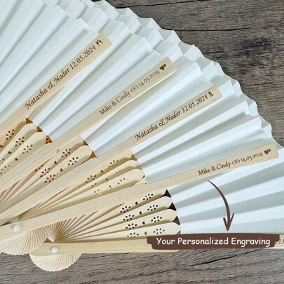 Personlig vikbar bröllopspappersfläkt, bambuhandtag snidad dekorativ pappersfläkt, bärbar, lämplig för olika tillfällen såsom babyshower, examensceremoni, bröllop, levereras med presentpåse, lämplig som souvenirer, jubileumspresenter, alla hjärtans dag-presenter, födelsedagspresenter, bröllopspresenter, mors dag-presenter, presenter till bästa vänner, presenter till mamma, presenter till flickvän, modern, retro, minimalistisk, höstmode, casual, anpassad, personlig, unik, specialdesignad