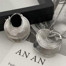 1 par - Pendientes de botón con patrón asimétrico metálico de estilo europeo para un procesamiento pesado, pendientes de moda para ir y venir, elegantes y exclusivos, accesorios versátiles