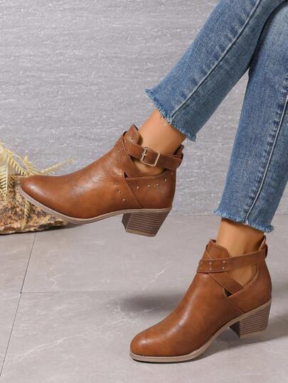 秋冬棕色铆钉带扣粗跟圆头优雅百搭镂空新款时尚踝靴，搭配开衫，女靴