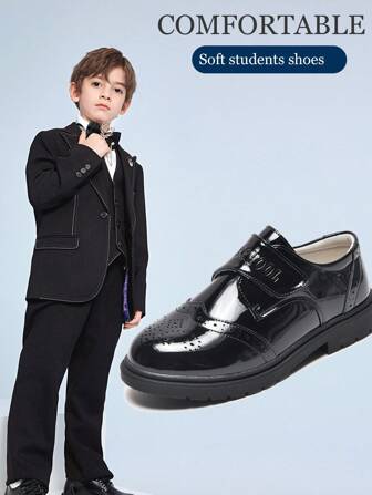 一双男童黑色 PU 皮革防滑低帮圆头学院鞋，易于清洁，适合上学通勤、聚会和婚礼，适合所有季节。