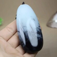 1 件天然玉石原石吊坠，色彩缤纷，手玩原石，优质宝石水晶首饰，全手工雕刻，女士，男士，石英水晶财富玩物，和平吊坠，情侣礼物，男士礼物，适合节日派对礼物，石英水晶礼物。（挂绳礼盒） - 黑與白 - 查看 4