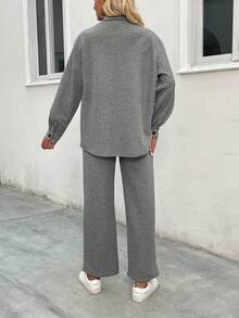 女士两件套纽扣上衣和长裤套装