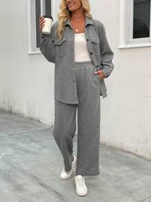 女士两件套纽扣上衣和长裤套装