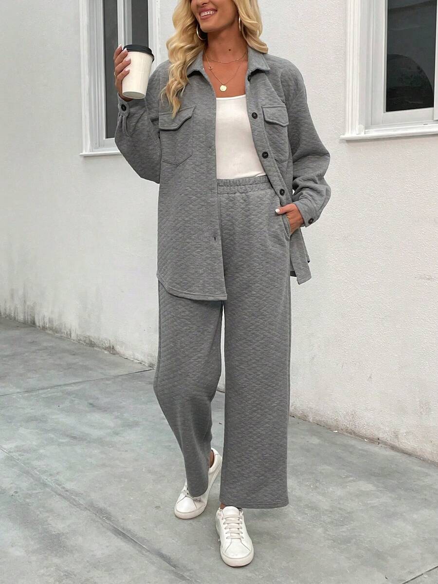 女士两件套纽扣上衣和长裤套装