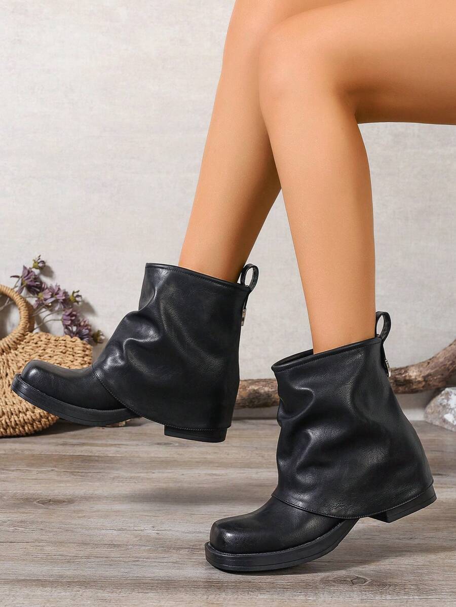 秋冬女士时尚靴子搭配黑色连衣裙，黑色褶皱筒靴，粗跟，中跟，方头，做旧，一脚蹬，优雅百搭，新款时尚女靴