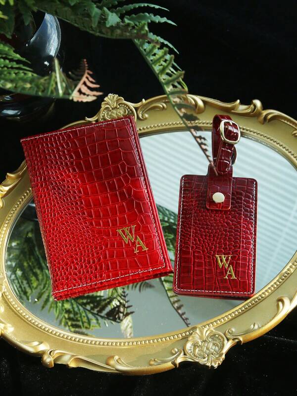 Gepersonaliseerde paspoorthouder met initialen en bagagelabel, op maat gemaakt in goud en zilver, gemaakt van krokodillenleer. Luxe en chique pashouder, unieke reisset, ideaal als kerstcadeau of cadeau voor de feestdagen. Perfecte cadeaus voor vrouwen, handtassen en tassen voor hem, haar, vriend, vriendin of vrienden, voor jubilea. Geschikt voor buitenactiviteiten, reizen, wandelen, stadionbezoek, sport, klimmen, zakelijk gebruik, woon-werkverkeer, werk en kantoor.