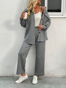 女士两件套纽扣上衣和长裤套装