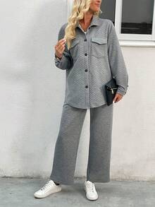 女士两件套纽扣上衣和长裤套装