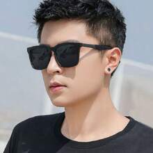一副新款时尚男士眼镜，黑色大框户外运动眼镜，欧美设计，沙滩配饰，打造街头风，适合搭配毛衣、夹克、卫衣、连帽衫、皮裤和工装裤，是夏季海滩度假、户外旅行的理想之选。
