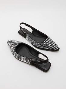 Bộ sưu tập Early Spring tập trung vào những đường nét cơ bản và chi tiết cổ điển, giới thiệu trang phục thường ngày và trang phục dạ hội với sự khéo léo. Giày ba lê đế bằng này có phần trên được trang trí, thể hiện phong cách tinh tế nhưng giản dị một cách thanh lịch. - màu đen - Xem 5