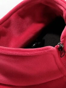 一套女士户外运动登山滑雪徒步露营防风防水保暖三合一黑色软壳外套和抓绒上衣，冬季滑雪