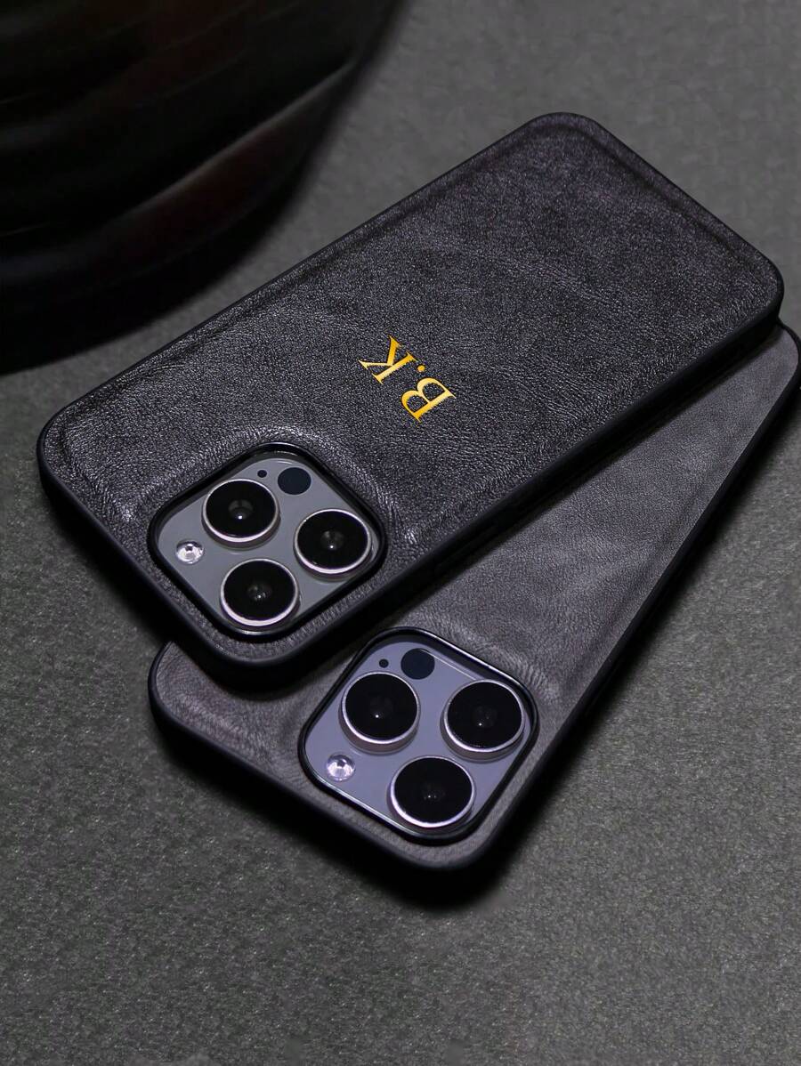 Ốp điện thoại tùy chỉnh, tương thích với iPhone 17/16/15/14/13/12/11 Pro Max/17/Air/16/15/14 Plus, cá nhân hóa với chữ cái đầu, chữ cái dập nổi 3D DIY mạ vàng, sử dụng kỹ thuật mạ vàng thủ công, ốp bảo vệ chống sốc bằng da PU cao cấp cổ điển, món quà lý tưởng cho người yêu, bạn bè, gia đình hoặc con cái của bạn vào các dịp lễ.