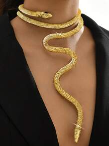 قلادة عنق مضبوطة الحجم بطبعة جلد الثعبان المقلد الأنيقة والمبالغ بها، يمكن ارتداؤها بشكل مرتخي حول الرقبة قطعة واحدة