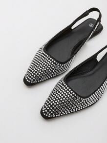 Bộ sưu tập Early Spring tập trung vào những đường nét cơ bản và chi tiết cổ điển, giới thiệu trang phục thường ngày và trang phục dạ hội với sự khéo léo. Giày ba lê đế bằng này có phần trên được trang trí, thể hiện phong cách tinh tế nhưng giản dị một cách thanh lịch. - màu đen - Xem 6