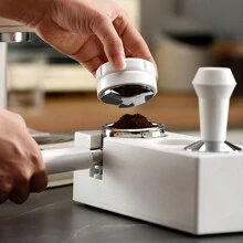 1 pieza Estación de compactación de espresso, Tapete de compactación de espresso, Soporte para portafiltros de café de 51/53/58mm, Compactador y distribuidor de plástico, Organizador de accesorios de espresso 3 en 1 para herramientas de barista en mostradores/tiendas/encimeras
