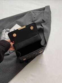 1个时尚纯色压纹翻盖链条迷你单肩包