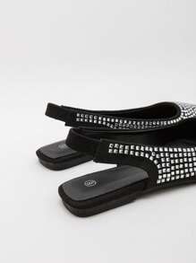 Bộ sưu tập Early Spring tập trung vào những đường nét cơ bản và chi tiết cổ điển, giới thiệu trang phục thường ngày và trang phục dạ hội với sự khéo léo. Giày ba lê đế bằng này có phần trên được trang trí, thể hiện phong cách tinh tế nhưng giản dị một cách thanh lịch. - màu đen - Xem 3