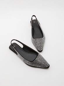 Bộ sưu tập Early Spring tập trung vào những đường nét cơ bản và chi tiết cổ điển, giới thiệu trang phục thường ngày và trang phục dạ hội với sự khéo léo. Giày ba lê đế bằng này có phần trên được trang trí, thể hiện phong cách tinh tế nhưng giản dị một cách thanh lịch. - màu đen - Xem 4