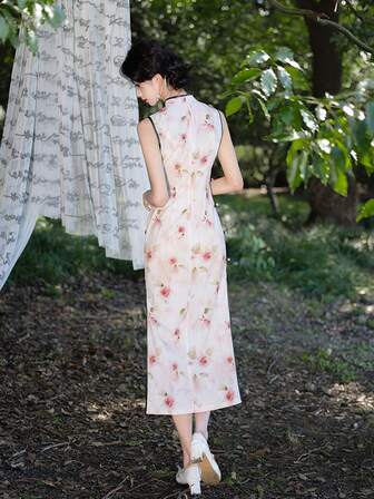 Sleeveless Improved Cheongsam Dress, Vintage Chinese Dress, Elegant Floral Print, Fashionable Design, Spring/Summer 2024