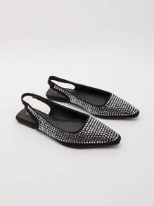 Bộ sưu tập Early Spring tập trung vào những đường nét cơ bản và chi tiết cổ điển, giới thiệu trang phục thường ngày và trang phục dạ hội với sự khéo léo. Giày ba lê đế bằng này có phần trên được trang trí, thể hiện phong cách tinh tế nhưng giản dị một cách thanh lịch. - màu đen - Xem 7