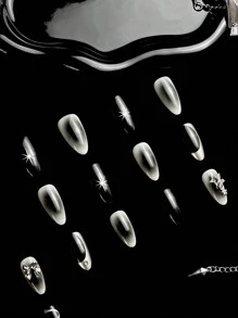 立即升级您的外观与 24 件街头简约休闲日常 Y2K 摇滚哥特黑、白、银系列 3D 金属蝴蝶结黑白光晕染色银色流体金属图案八角星光 3D 星星装饰水钻装饰中号杏仁假指甲套装，按压指甲，适合具有酷炫帅气个性的女性和女孩，音乐节必备美甲用品指甲 - 黑與白 - 查看 3