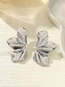 1 Pair Elegant Metal Leaf Shaped Stud Earrings, Minimalist Floral Design, Suitable For Daily Wear - Silver - View 1