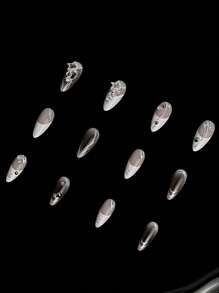 Y2K 立即升级您的外观，24 件街头简约休闲日常个性化帅气极简北欧银色不对称金属线条水钻装饰 3D 金属十字架白色法式中号杏仁假指甲套装，按压指甲，适合个性酷炫帅气的女孩和女性美甲用品指甲 - 黑與白 - 查看 4