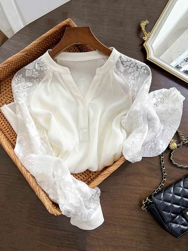 Blusa elegante de manga comprida com decote em V e renda de cor sólida