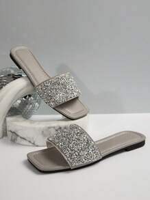 Sandalias planas ligeras y lujosas para mujer, con tacón bajo antideslizante y con tachas, correa versátil para uso en exteriores en primavera y otoño 2024