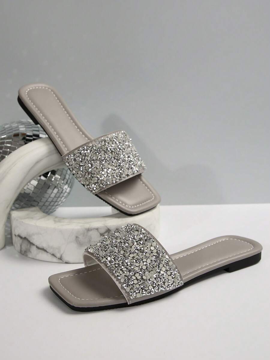 Sandalias planas ligeras y lujosas para mujer, con tacón bajo antideslizante y con tachas, correa versátil para uso en exteriores en primavera y otoño 2024