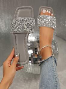 Sandalias planas ligeras y lujosas para mujer, con tacón bajo antideslizante y con tachas, correa versátil para uso en exteriores en primavera y otoño 2024